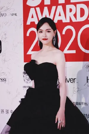 性感高冷女神唐嫣抹胸短裙写真图片_4