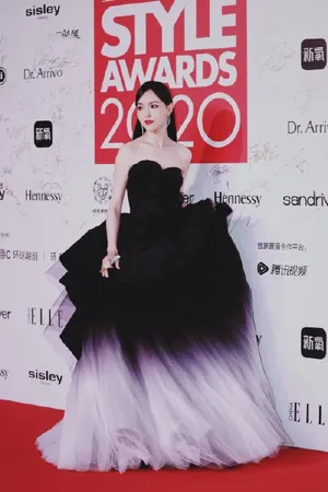 性感高冷女神唐嫣抹胸短裙写真图片_5