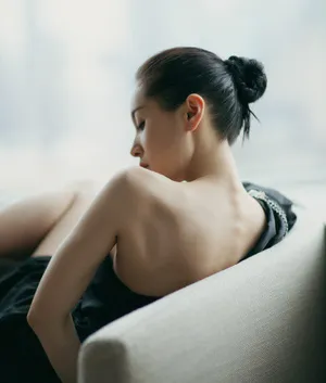 王子文露香肩性感妩媚写真图片