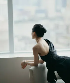 王子文露香肩性感妩媚写真图片_2