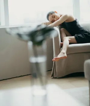 王子文露香肩性感妩媚写真图片_3