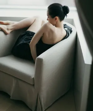 王子文露香肩性感妩媚写真图片_4