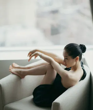 王子文露香肩性感妩媚写真图片_8