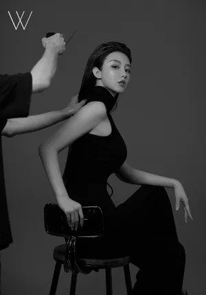 周麟嘉黑白质感性感写真大片_2