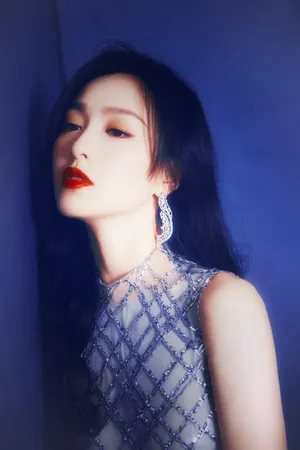 唐嫣浓妆艳抹性感晚礼服妩媚写真图片