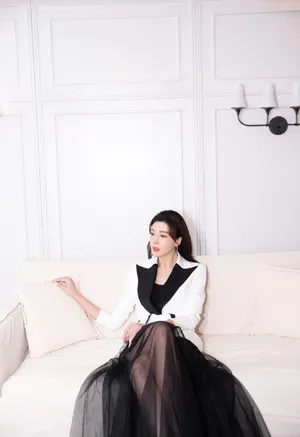 周韦彤轻纱黑裙写真图片_4
