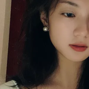 张雅钦散乱长发妩媚自拍照图片