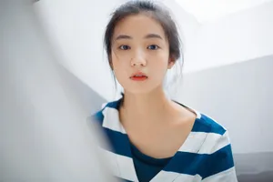 张雅钦条纹衬衫清新简约写真图片_2