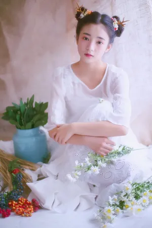 张雅钦丸子头纱裙甜美写真图片