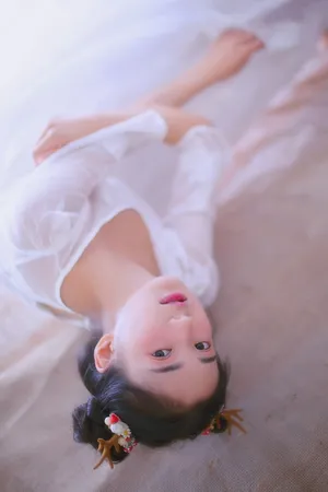 张雅钦丸子头纱裙甜美写真图片_1