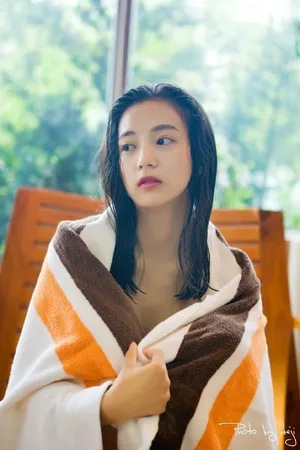 张雅钦泳池湿发性感写真图片
