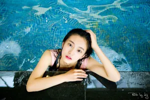 张雅钦泳池湿发性感写真图片_5