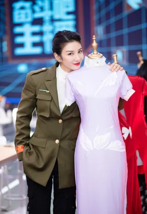 黄奕军绿色工装写真图片_7