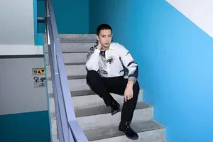 李现印花衬衫简约休闲写真图片_3