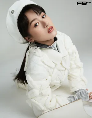 袁冰妍白色套装时髦写真图片