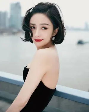性感美女佟丽娅露香肩妩媚写真图片_1