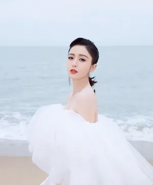 佟丽娅海边露香肩优雅个性写真