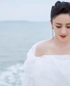 佟丽娅海边露香肩优雅个性写真_2