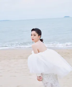 佟丽娅海边露香肩优雅个性写真_3