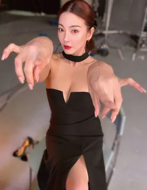 张雨绮性感黑色吊带妩媚写真_3