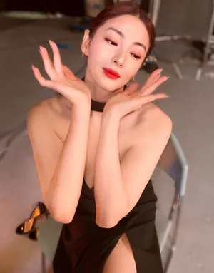 张雨绮性感黑色吊带妩媚写真_4