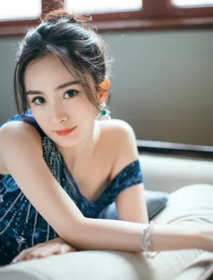 杨幂宝蓝长裙温婉妩媚写真图片