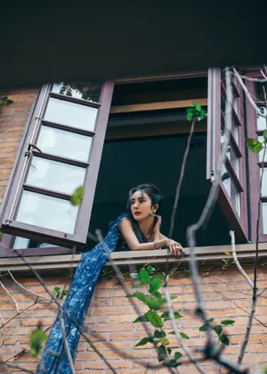 杨幂宝蓝长裙温婉妩媚写真图片_3
