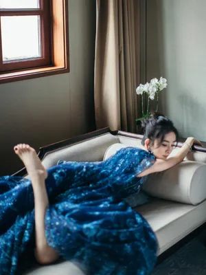 杨幂宝蓝长裙温婉妩媚写真图片_5