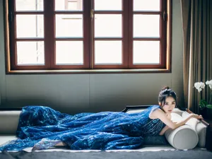 杨幂宝蓝长裙温婉妩媚写真图片_6