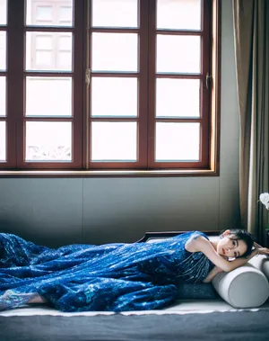 杨幂宝蓝长裙温婉妩媚写真图片_7
