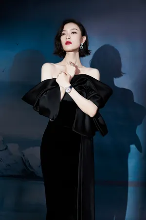 倪妮丝绒长裙复古美艳写真图片_2