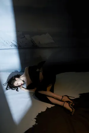 倪妮丝绒长裙复古美艳写真图片_3