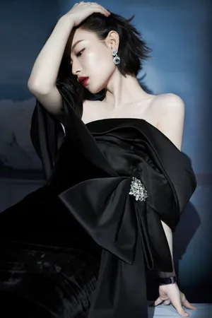 倪妮丝绒长裙复古美艳写真图片_5