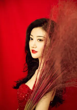 美女景甜性感吊带裙优雅个性写真