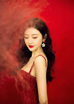 美女景甜性感吊带裙优雅个性写真_3
