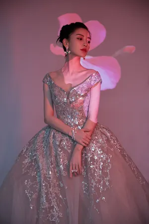 性感美女杨颖angelababy吊带裙写真_4