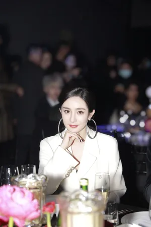 杨幂时尚性感妩媚吊带裙诱惑写真_1