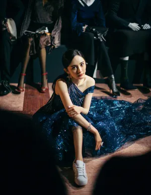 杨幂时尚性感妩媚吊带裙诱惑写真_6