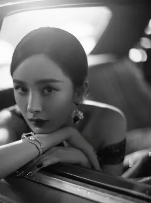 杨幂时尚性感妩媚吊带裙诱惑写真_8