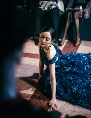杨幂时尚性感妩媚吊带裙诱惑写真_9