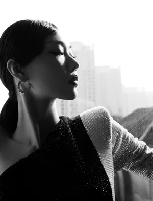 王霏霏黑白礼服性感诱惑写真图片_10
