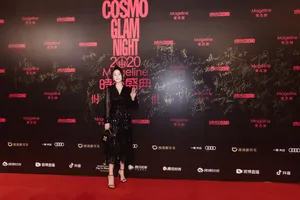 美女明星马思纯黑丝长裙写真_2
