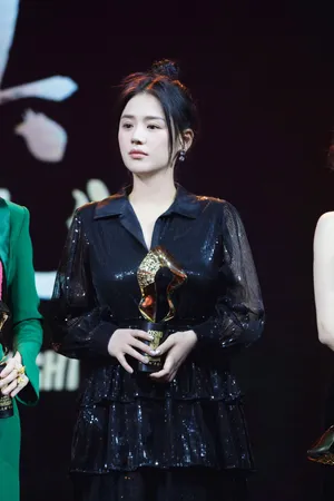 美女明星马思纯黑丝长裙写真_3