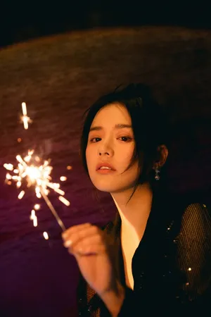 美女明星马思纯黑丝长裙写真_5
