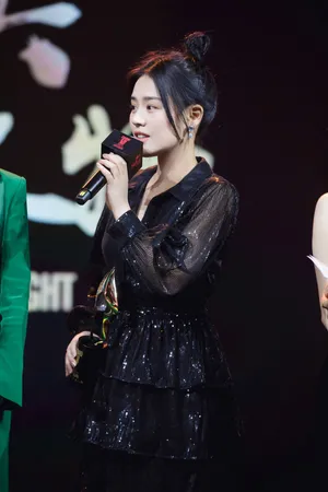 美女明星马思纯黑丝长裙写真_6