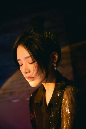 美女明星马思纯黑丝长裙写真_7