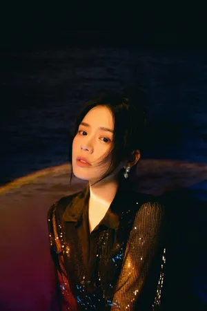 美女明星马思纯黑丝长裙写真_8