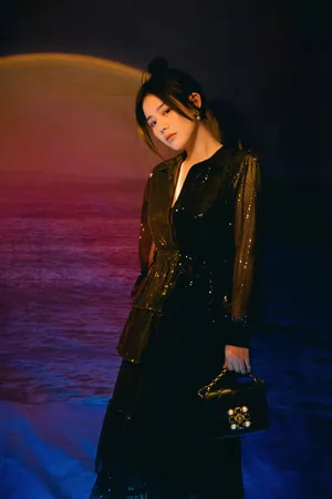 美女明星马思纯黑丝长裙写真_9