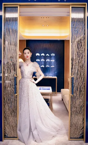 刘亦菲深v亮钻雾蓝纱裙性感写真图片