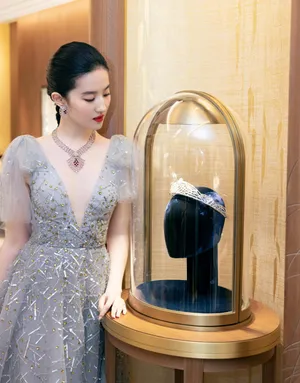 刘亦菲深v亮钻雾蓝纱裙性感写真图片_5